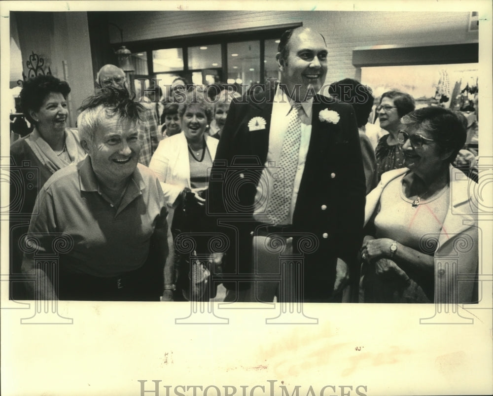 1985 Edward Houdek, Milwaukee tries on Willard Scott&#39;s toupee - Historic Images