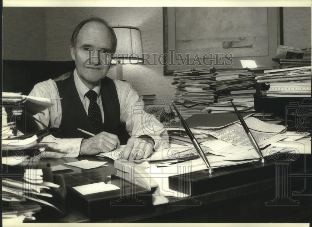 1983 Press Photo Washington, General Brent Scowcroft sits at desk, with reports - Historic Images