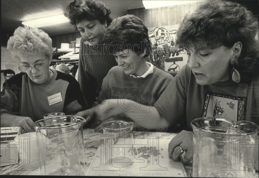 1989 Press Photo Teachers experiment at Science Education Service Center - Historic Images