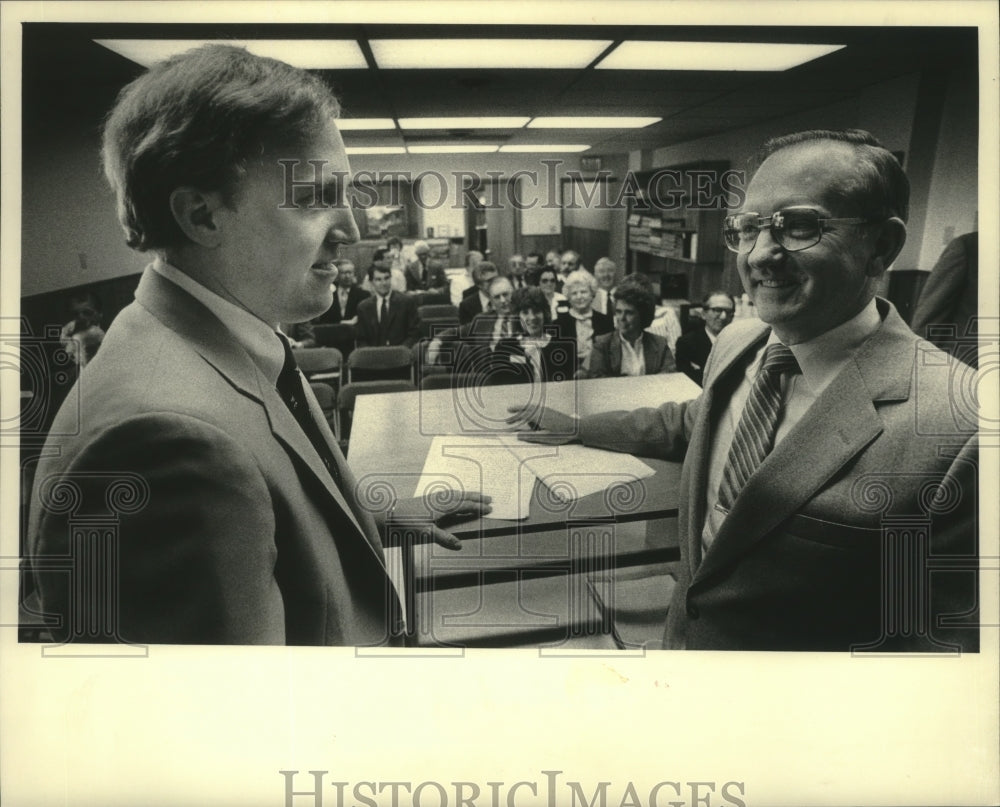 1983 Press Photo Jack F. and Carl L. Schwerman, at stockholders meeting - Historic Images