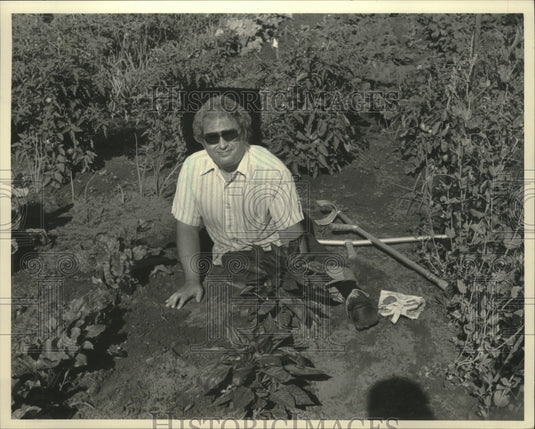 1982 Press Photo Gary Schwingle, paraplegic horticulturist, Milwaukee - Historic Images