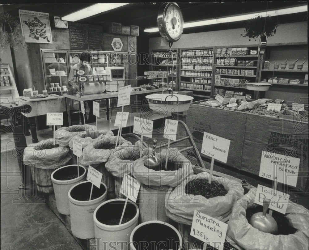 1976 Press Photo Tony Kaehr, works, Nature&#39;s Harvest food store, Prospect Mall - Historic Images