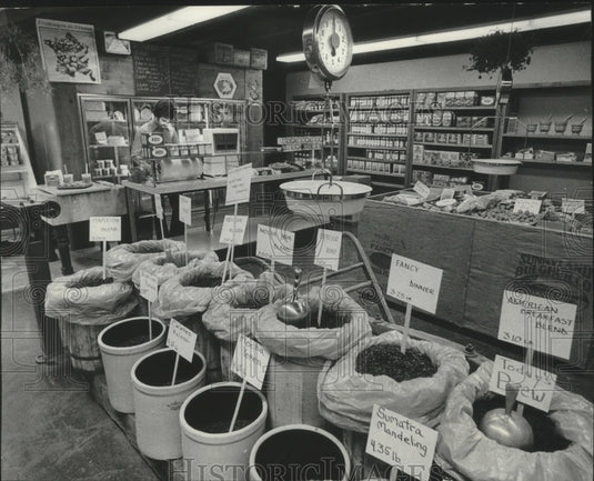 1976 Press Photo Tony Kaehr, works, Nature's Harvest food store, Prospect Mall - Historic Images