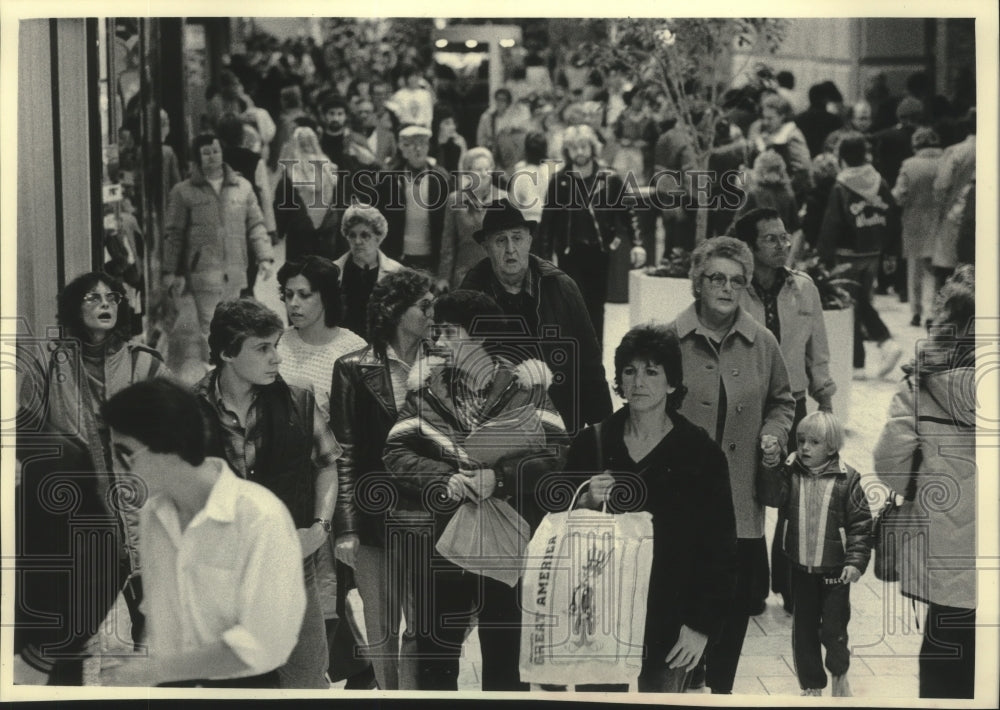 1983 Christmas shoppers on lower level Southridge mall - Historic Images