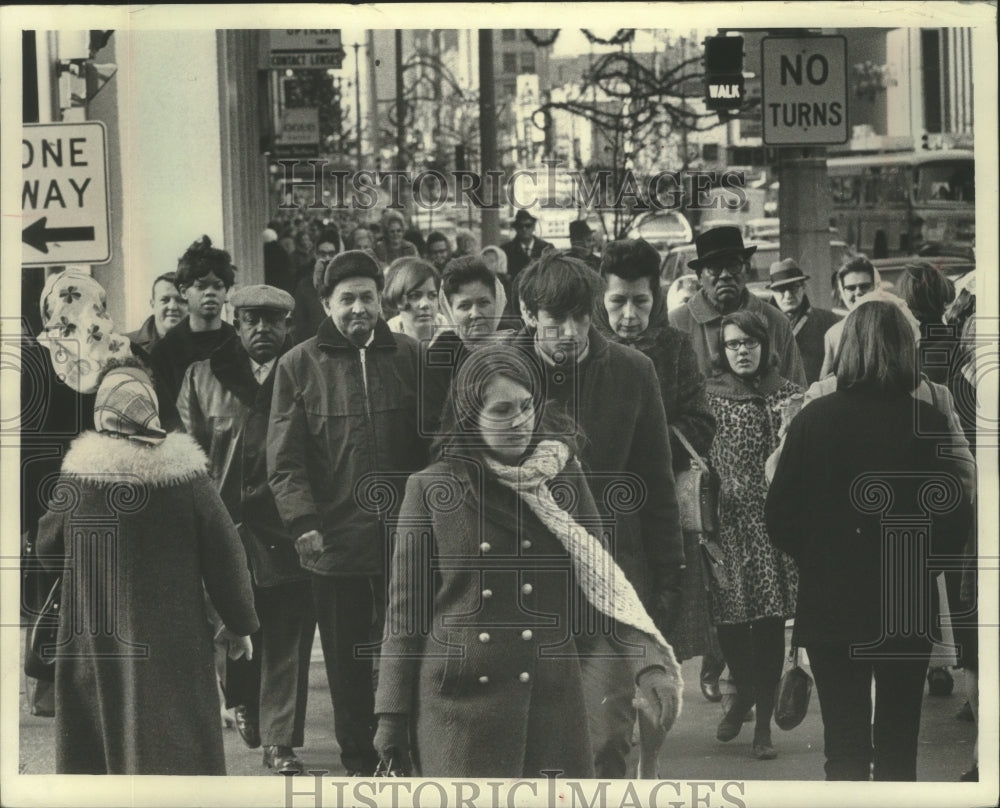 1989 Press Photo Christmas shoppers on Wisconsin Avenue - mjb96610 - Historic Images