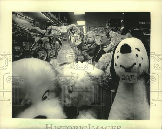 1983 Press Photo Tony Short and Son, Ian, Visiting the Playroom at Capitol Court - Historic Images