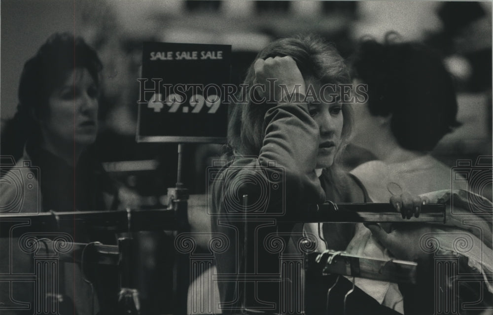 1992 Press Photo Pat Susler of Milwaukee Shopping at Northridge Shopping Center - Historic Images