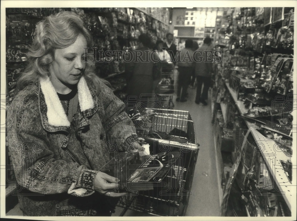 1993 Press Photo Lori Wetzel checks out a Batman toy at Toys-R-Us Brookfield - Historic Images