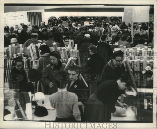 1958 Press Photo After Christmas shoppers look for bargains Downtown Milwaukee-Historic Images