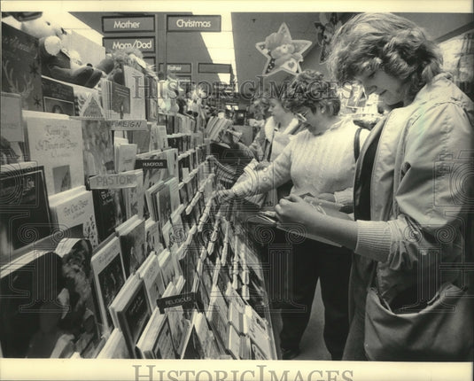 1984 Press Photo Shoppers looked for holiday greeting cards - mjb96662 - Historic Images