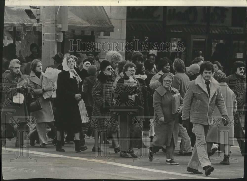 1974 Press Photo Christmas shoppers crossing the street Downtown - mjb96663-Historic Images
