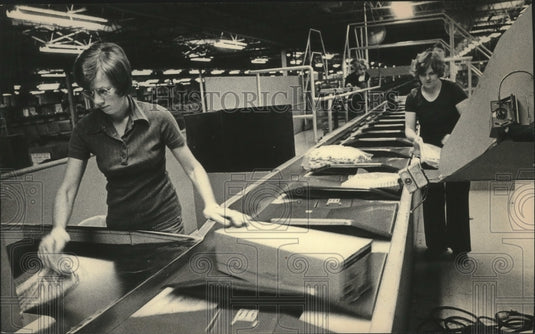 1977 Press Photo Workers filling catalog store orders - mjb96666 - Historic Images