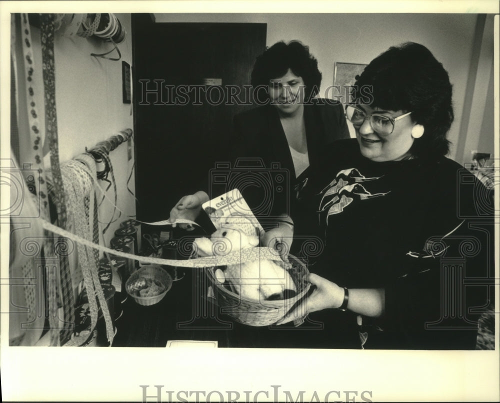 1987 Press Photo Basketcase owner Marylyn Shovers and Debbie Silberman Milwaukee - Historic Images