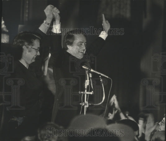 1972 Press Photo Sargent Shriver and Governor Lucey speak at Mark Plaza-Historic Images