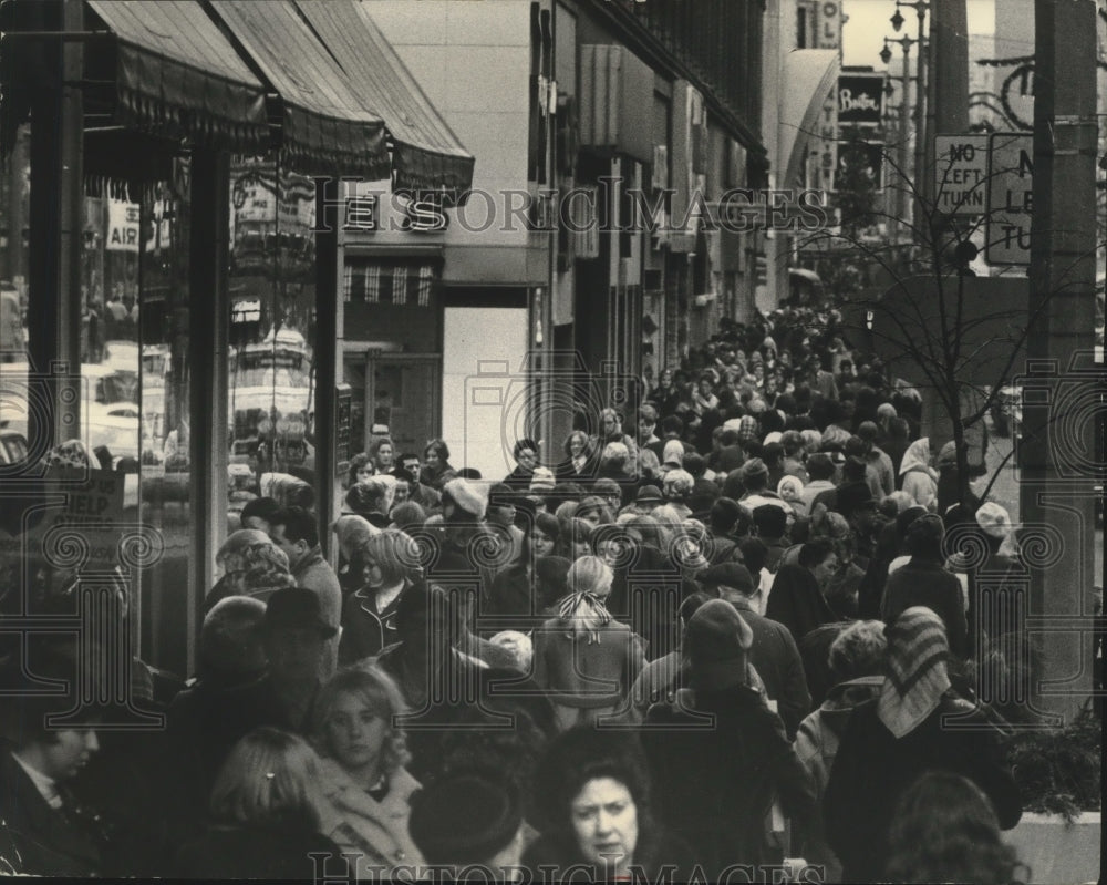 1968 Bustling shoppers jammed Wisconsin av. Sidewalks Milwaukee - Historic Images