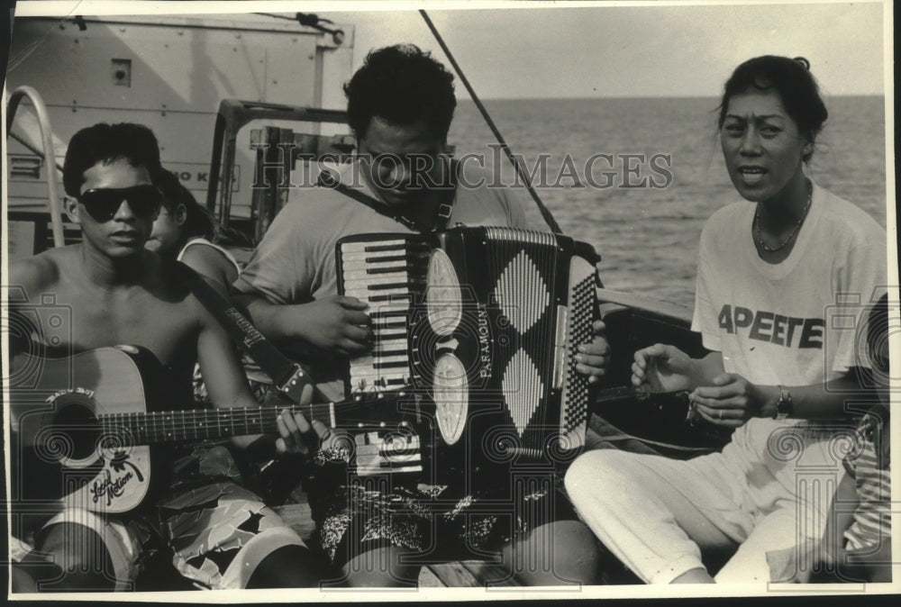 1993 Press Photo Polynesian passengers on Aranui trading vessel play music - Historic Images