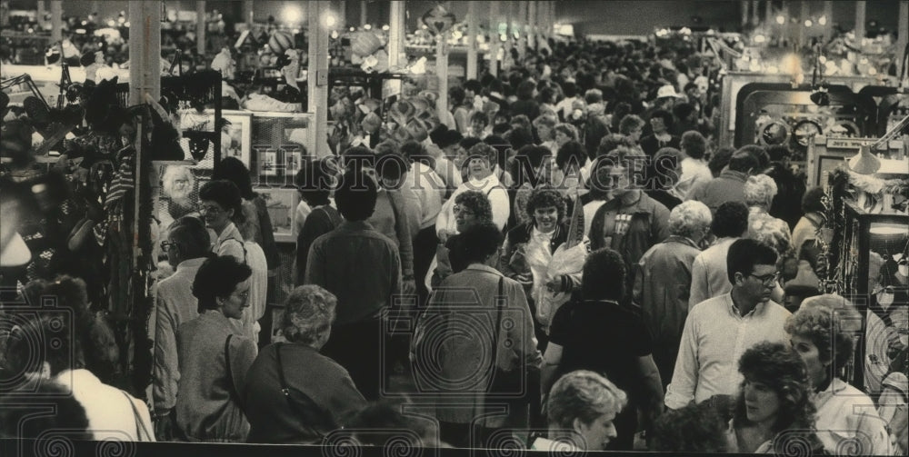 1988 Press Photo Shoppers crowd aisles-State Fair Park craft and gift show - Historic Images