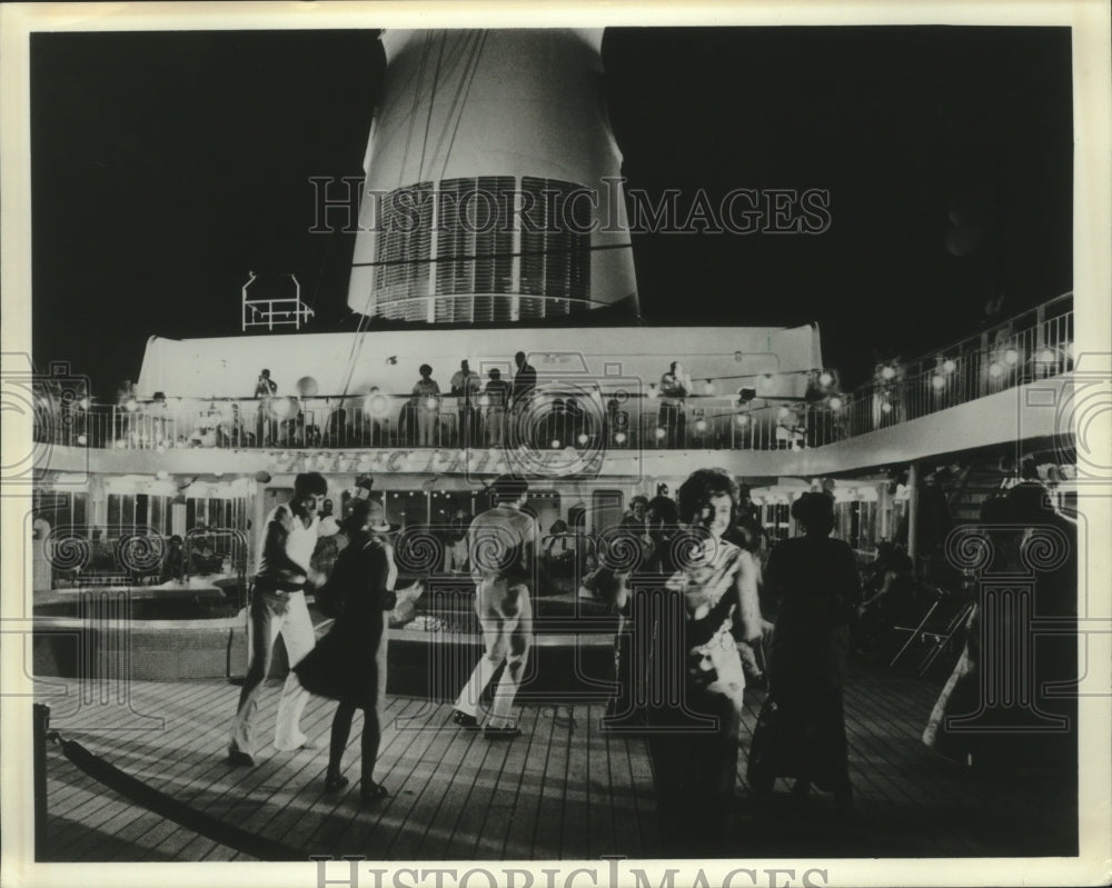 1981 Press Photo Night dancing on the Lido deck of Pacific Princess cruise ship - Historic Images