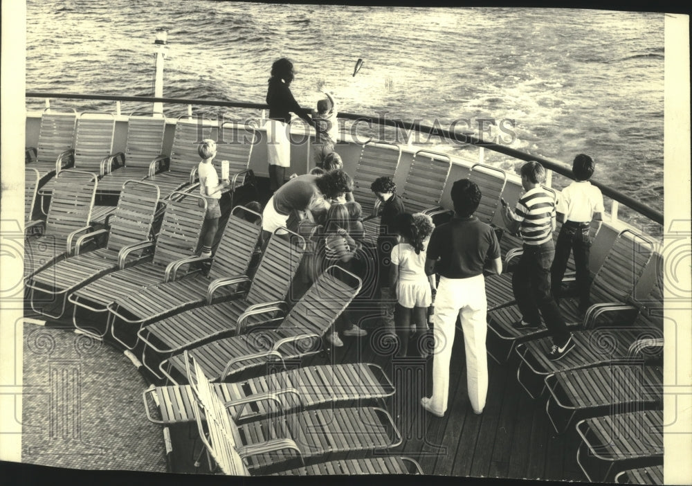 1987 Press Photo Children toss messages in bottles from the Fairsea cruise ship - Historic Images