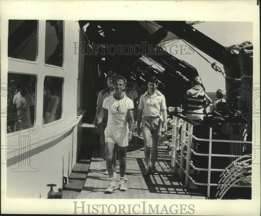 1985 Press Photo Single passengers crowd the decks of the QE2 cruise s ...