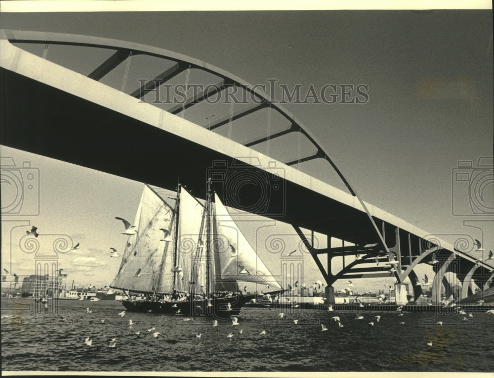 1987 Press Photo The 93 year old Ernestina passes under the Hoan Bridge-Historic Images