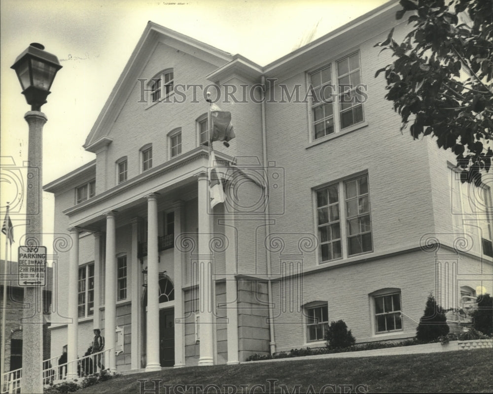 1982 Press Photo The Shorewood Village Hall at 3930 N. Murray Avenue - mjb96744 - Historic Images