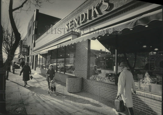 1984 Press Photo Shorewood, WI Oakland avenue, shopping district, good for walk - Historic Images