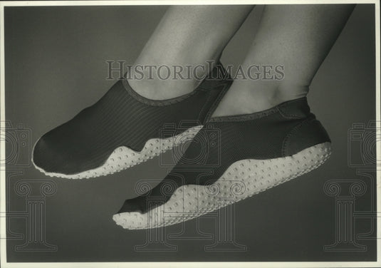 1989 Press Photo Aqua sock popular because its practical and stylish - mjb96768 - Historic Images