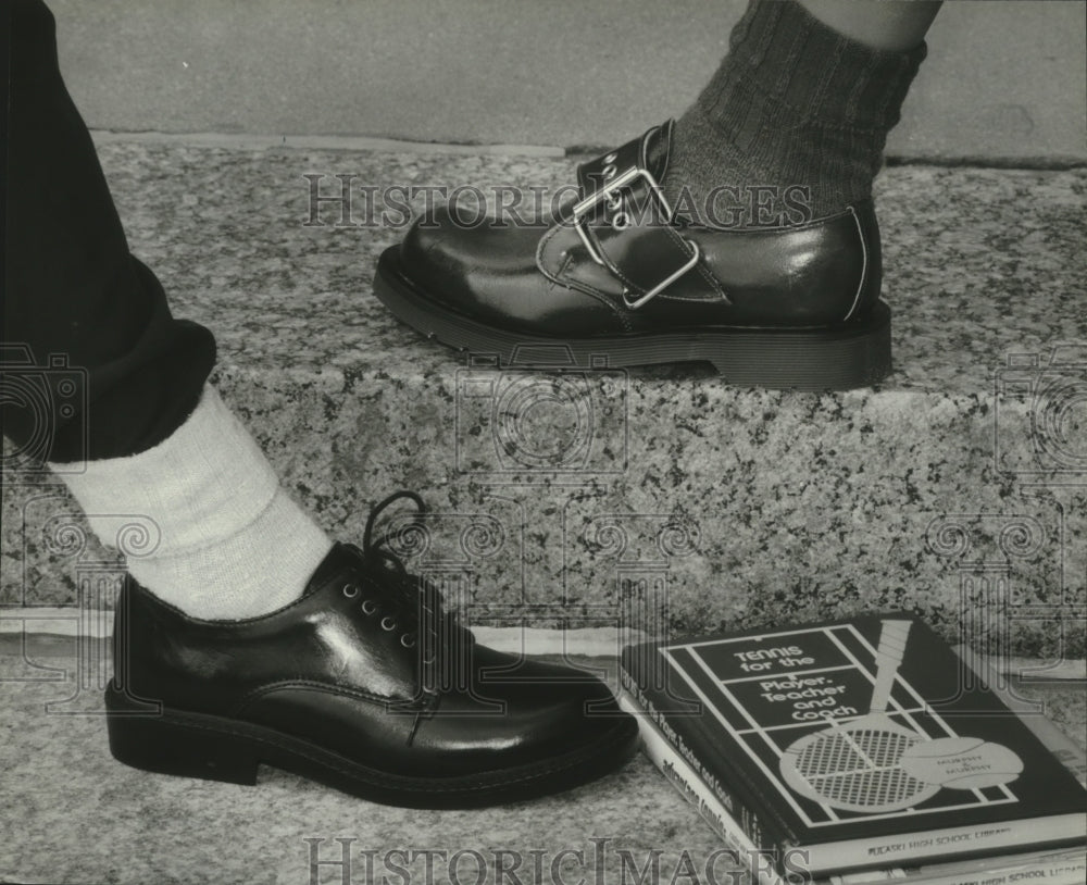 1993 Press Photo Platform and chunky shoes popular with teens - mjb96773 - Historic Images