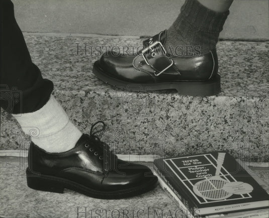 1993 Press Photo Platform and chunky shoes popular with teens - mjb96773 - Historic Images