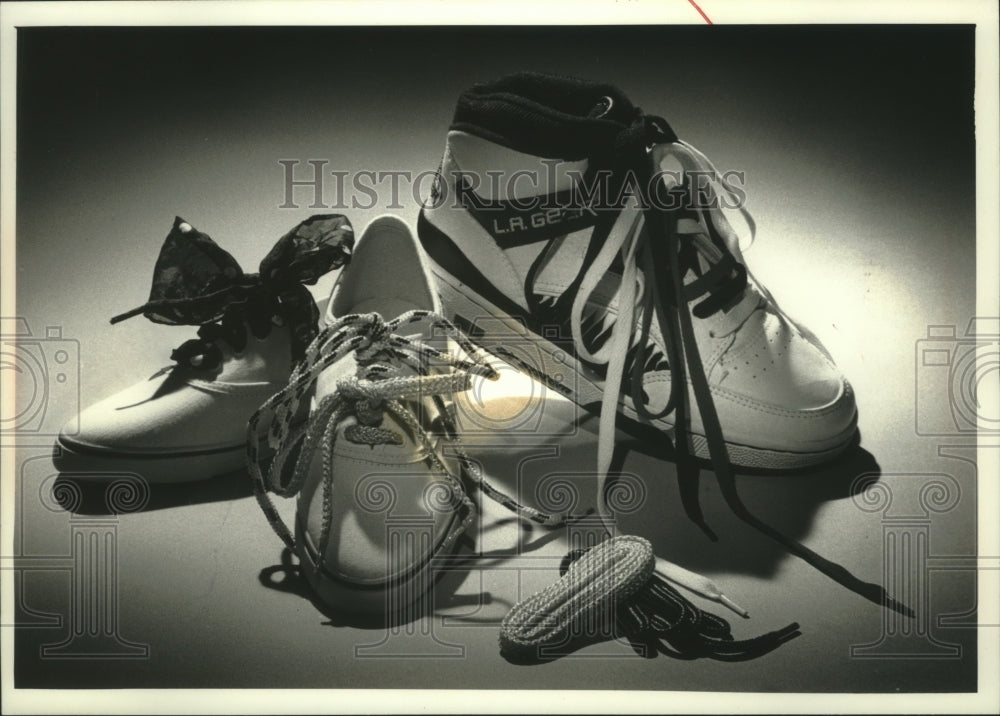 1990 Press Photo Shoes go from boring to bold by changing the laces - mjb96775 - Historic Images