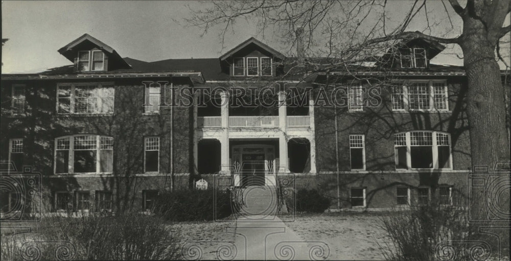 1981 Press Photo Shorewood Hospital, Wisconsin - mjb96790 - Historic Images