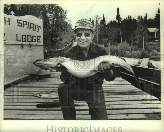 1982 Press Photo Joseph W. Shoquist holding a fish - mjb96796 - Historic Images