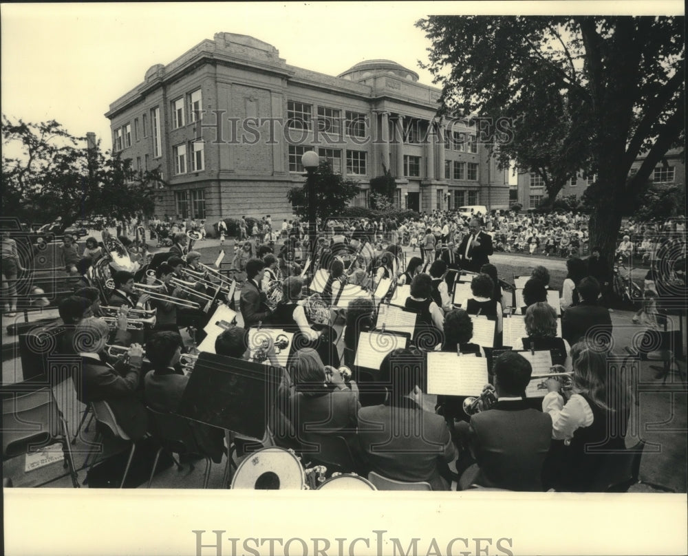 1983 Press Photo Shorewood High School band performs a lawn concert at school - Historic Images