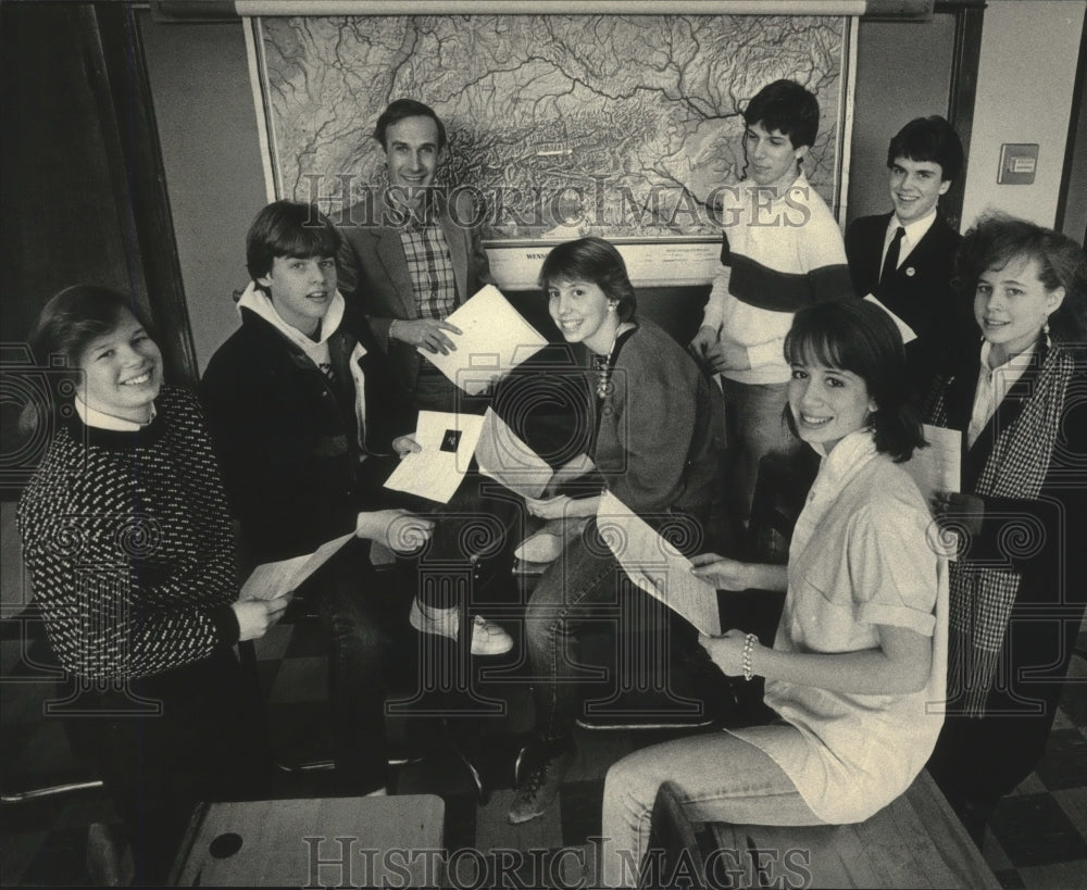 1985 Press Photo Shorewood High School students participate in foreign exchange - Historic Images