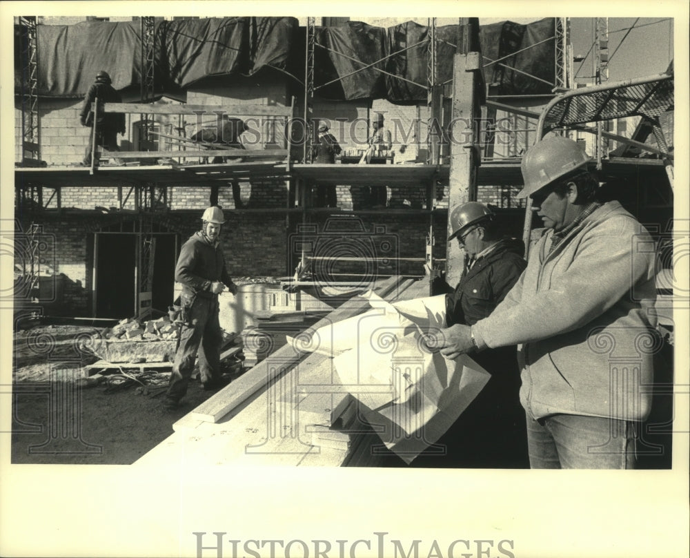 1987 Press Photo Richard Schmidt; Curtis E Brown-Shorewood Village Hall remodel - Historic Images