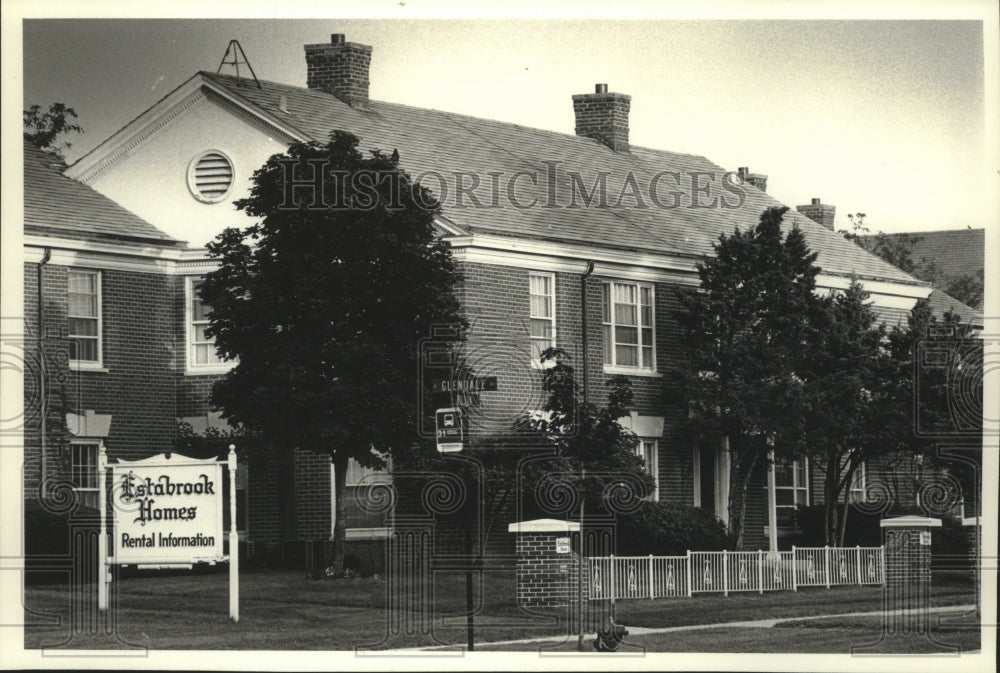 1990 Press Photo Estabrook Homes in Shorewood, Wisconsin - mjb96824 - Historic Images