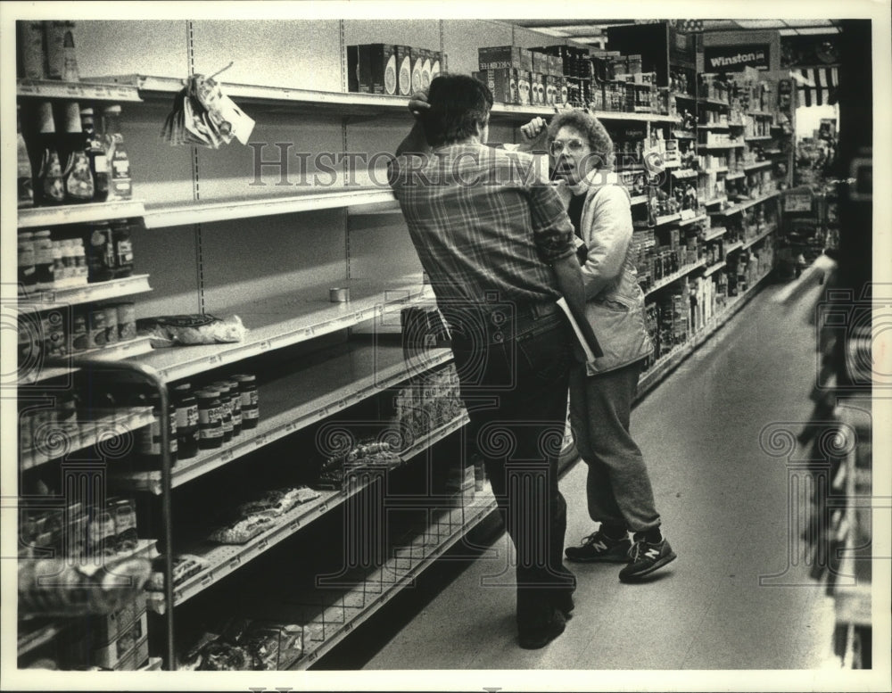 1990 Press Photo Aileen Albert discussed Food Lane&#39;s closing with Jerry Thorson - Historic Images