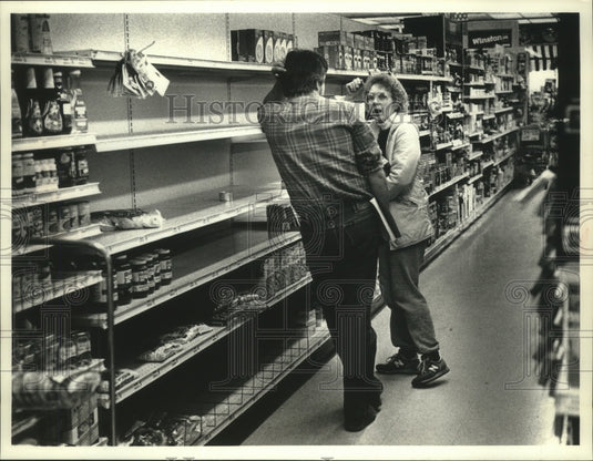 1990 Press Photo Aileen Albert discussed Food Lane's closing with Jerry Thorson - Historic Images