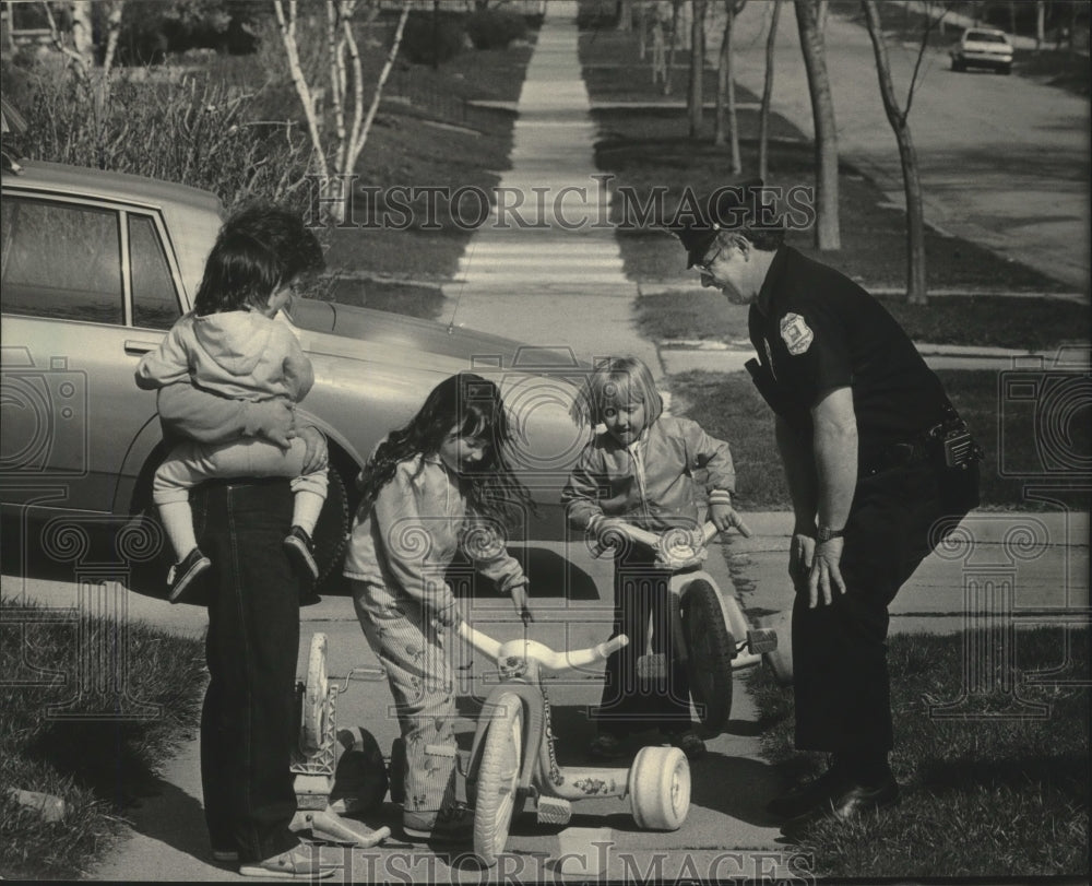 1986 Press Photo Shorewood Officer Roger Noel talked to Kathy Wadsworth and kids - Historic Images