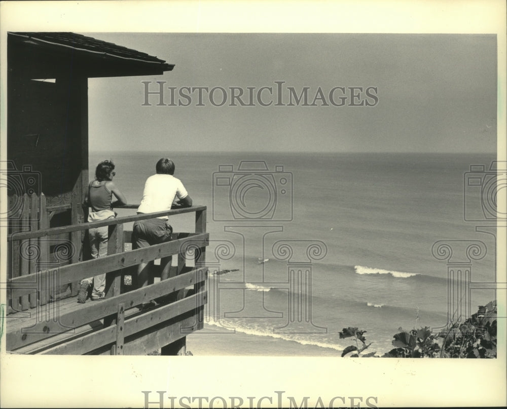 1984 Press Photo Spectators viewed Lake Michigan waterfront in Shorewood, Wisc. - Historic Images