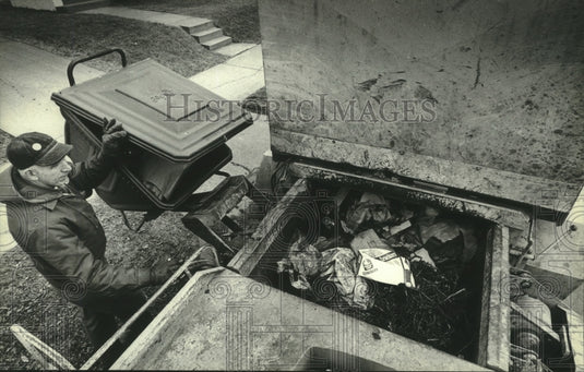 1981 Press Photo Shorewood garbage collector Gerald Goralski empties containers. - Historic Images