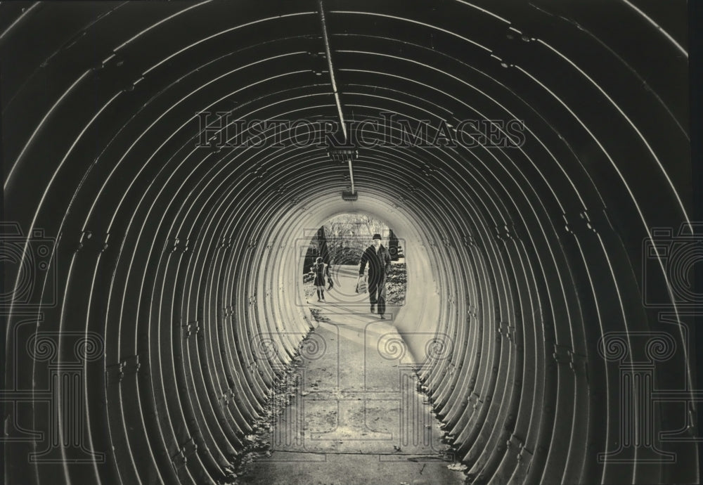 1984 Press Photo Man in tunnel walking under railroad from Hubbard Park. - Historic Images