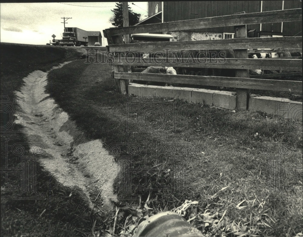 1990 Press Photo The Shaefer cattle feeding pen&#39; retaining wall for rainwater - Historic Images