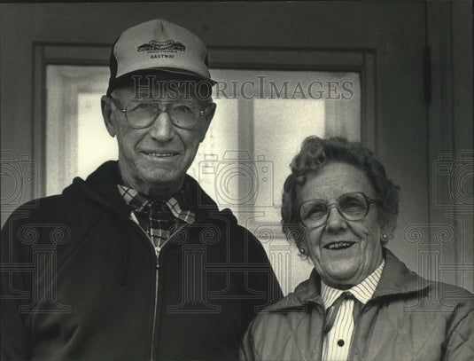 1990 Press Photo Wisconsin's Ray and Agnes Schaefer caught in pollution dispute - Historic Images