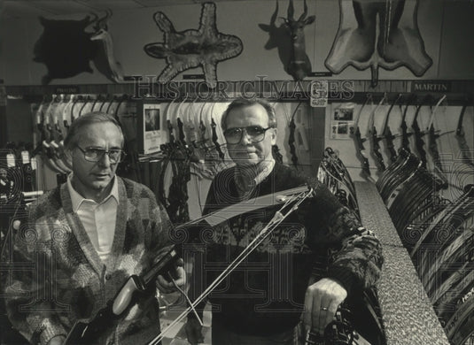 1990 Press Photo Al Schaffhauser and Ken Lenske, owners of West Town Archery - Historic Images