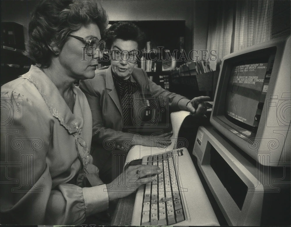 1986 Press Photo Marilyn Filar uses a computer to get information on careers. - Historic Images