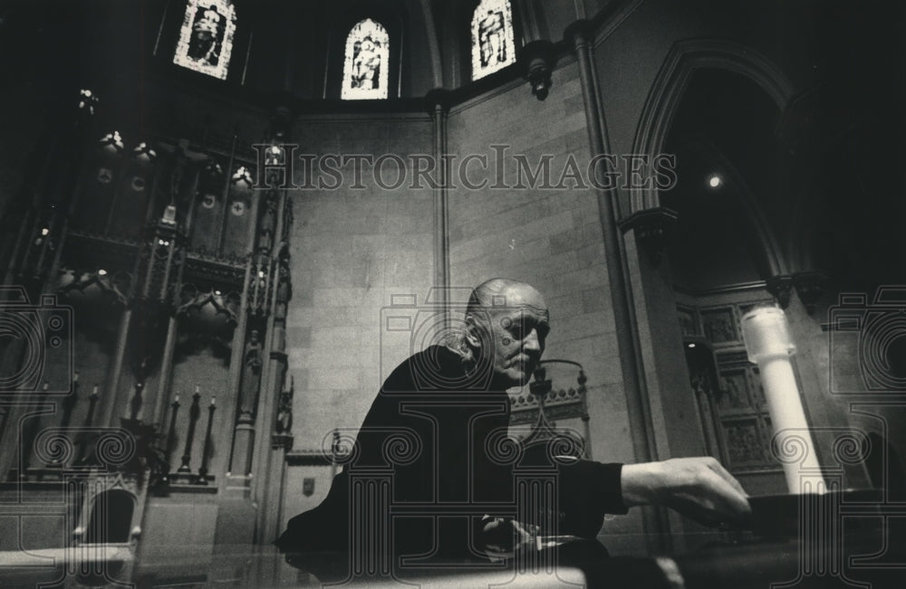 1992 Press Photo Robert J. Schaefer, a greeter, at Gesu Catholic Church - Historic Images