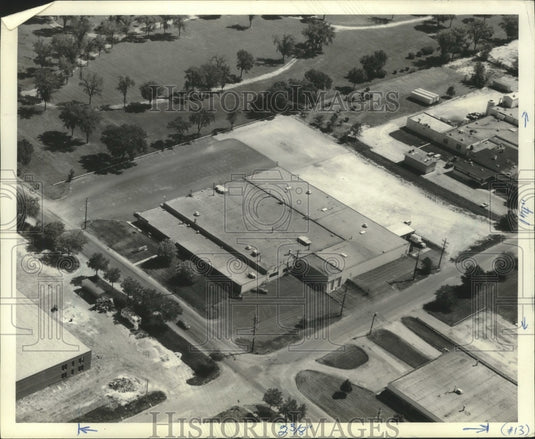 1982 Press Photo Schaefer Brush Manufacturing Co. Inc. buys building. - Historic Images