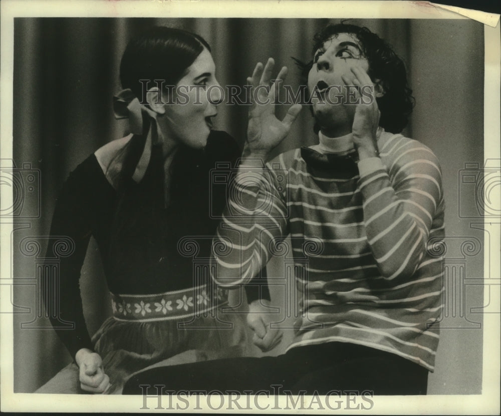 1971 Press Photo Jack Scalici performing with another member of mime troupe - Historic Images